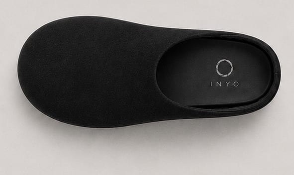 Top view of the black Inyo Mule and its integrated insole.